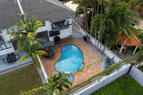 4-BR House with Private Pool, King Bed, Soaking Tub, Near Coral Gables & MIA Airport